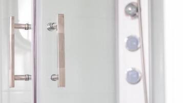 Doppia Comfort | Bagno | Set di cortesia gratuito, asciugacapelli, asciugamani, sapone