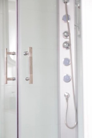 Comfort Double Room | Bathroom | Free toiletries, hair dryer, slippers, towels - Hotel Vier Jaargetijden (Epen)