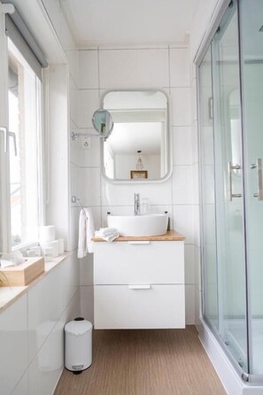 Ilmaiset hygieniatuotteet, hiustenkuivaaja, tohvelit, pyyhkeet