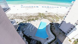 Et resort med pool, strand og havudsigt.