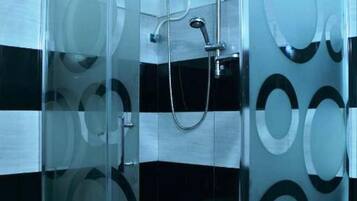 Deluxe Double Room, Garden View | Bathroom