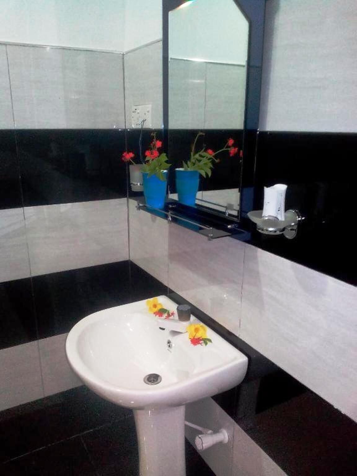 Deluxe tweepersoonskamer, uitzicht op tuin | Badkamer | Een douche, gratis toiletartikelen, een haardroger, handdoeken