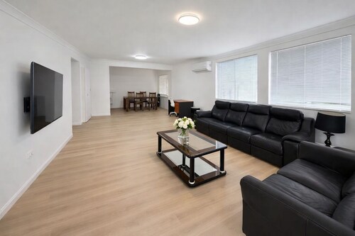 3BR Family Home · Walk to Waterfront & Wading Pool