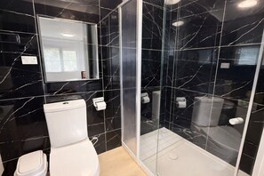 Hair dryer, towels, soap, toilet paper - 3BR Family Home · Walk to Waterfront & Wading Pool (Wynnum)