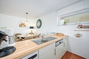 Fridge, microwave, oven, stovetop - Wellness apartment in TOP location, close to the beach with sauna and whirlpool. (Nordseeheilbad Schillig)