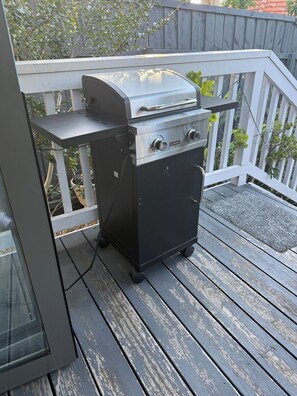 Terrace/patio - Luxury Family Time 3 Bedroom Retreat | Sunny Deck & Yard (Camberwell)