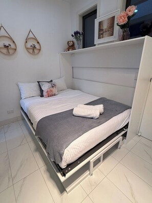3 bedrooms, desk, iron/ironing board, bed sheets