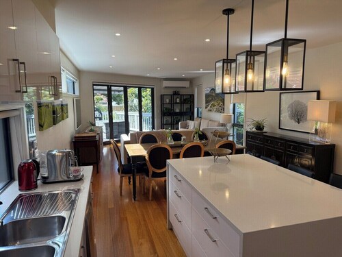 Luxury Family Time 3 Bedroom Retreat | Sunny Deck & Yard