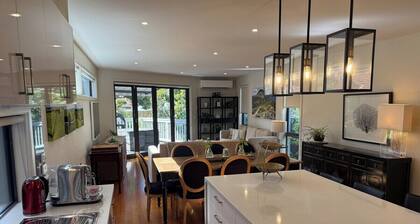 Luxury Family Time 3 Bedroom Retreat | Sunny Deck & Yard