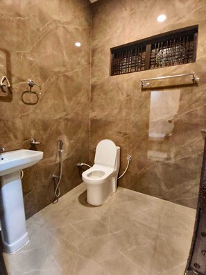 Deluxe Double Room | Bathroom - Hotel Krishna (Lucknow,)