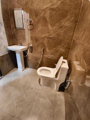 Classic Double Room | Bathroom - Hotel Krishna (Lucknow,)