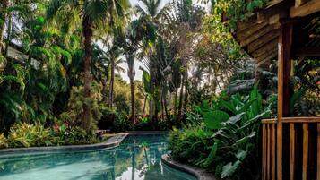 Huvila, 2 makuuhuonetta, yksityinen uima-allas, näköala puutarhaan | Uima-allas