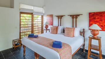 Huvila, 2 makuuhuonetta, yksityinen uima-allas, näköala puutarhaan