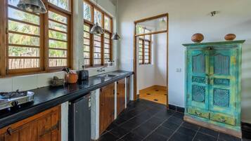 Huvila, 2 makuuhuonetta, yksityinen uima-allas, näköala puutarhaan | Yksityinen keittiö