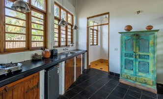 Villa, 2 habitaciones, piscina privada, vistas al jardín | Cocina privada | Mesa de comedor