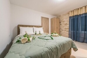 Family Chalet, Garden View with Private Outdoor Pool | Iron/ironing board, free WiFi, bed sheets
