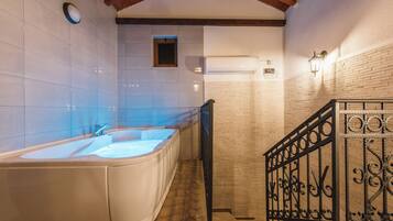 Luxury Chalet, Balcony, Garden View with Private Outdoor Pool | Baderomsfasiliteter