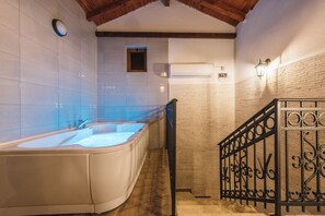 Luxury Chalet, Balcony, Garden View with Private Outdoor Pool | Servicios del cuarto de baño