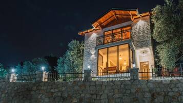 Luxury Chalet, Balcony, Garden View with Private Outdoor Pool | Eksteriør