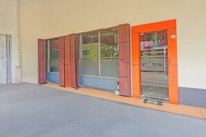 Property entrance - OYO 95189 Aza Guesthouse (Makassar)