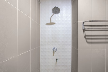 Standard Double Room | Bathroom. OYO 95189 Aza Guesthouse