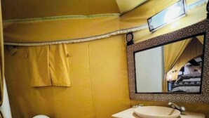 Ein kleines Badezimmer mit Toilette, Waschbecken und Spiegel.
