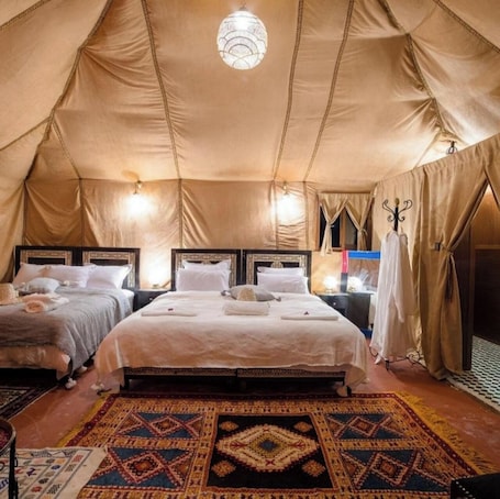 5 bedrooms, internet. Camping desert luxury camp