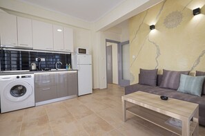 Interior - Happy Ellen Seafront 1 by Travel Pro Services (Nea Plagia)