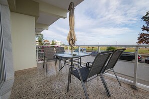 Outdoor dining - Happy Ellen Seafront 1 by Travel Pro Services (Nea Plagia)