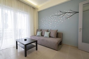Living area - Happy Ellen Seafront 3 by Travel Pro Services (Nea Plagia)