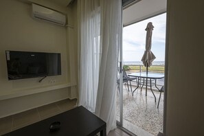 Interior - Happy Ellen Seafront 3 by Travel Pro Services (Nea Plagia)