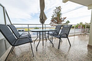 Outdoor dining - Happy Ellen Seafront 4 by Travel Pro Services (Nea Plagia)
