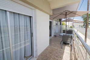 Outdoor dining - Happy Ellen Seafront 5 by Travel Pro (Nea Plagia)