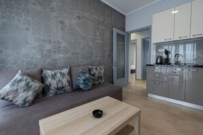 Living area - Happy Ellen Seafront 6 by Travel Pro Services (Nea Plagia)
