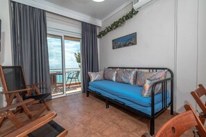 TV - Seagull House by RentalsPro - Nea Potidaia (Nea Potidaia)