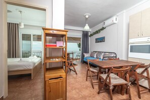 1 bedroom, iron/ironing board, WiFi, bed sheets - Seagull House by RentalsPro - Nea Potidaia (Nea Potidaia)