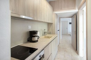 Fridge, oven, coffee/tea maker, toaster - Filia Apartment Aposperitis by RentalsPro (Nea Fokea)