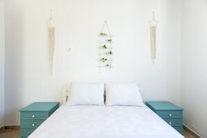 Iron/ironing board, WiFi, bed sheets - Filia Apartment Aposperitis by RentalsPro (Nea Fokea)