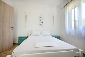 Iron/ironing board, WiFi, bed sheets - Filia Apartment Aposperitis by RentalsPro (Nea Fokea)