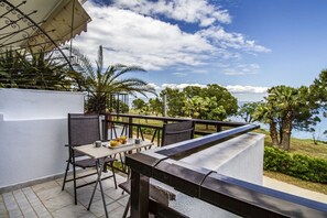 Outdoor dining - Filia Apartment Avgerinos by RentalsPro (Nea Fokea)