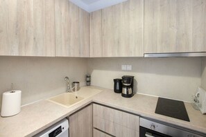 Fridge, oven, coffee/tea maker, toaster - Filia Apartment Avgerinos by RentalsPro (Nea Fokea)