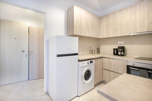 Fridge, oven, coffee/tea maker, toaster - Filia Apartment Avgerinos by RentalsPro (Nea Fokea)