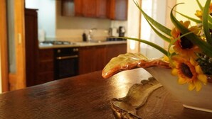 A wooden table with a decorative bowl containing sunflowers. - Lovely apartment for 3 people with WIFI, A/C, terrace, pets allowed and panoramic view (Cortona)