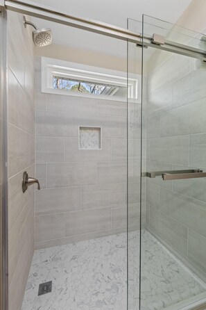 Shower, hair dryer - The Blue Angel-In Ground Pool (Charleston)