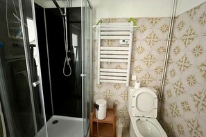 Dusch, hårtork, tvål och toalettpapper