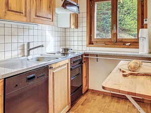 Een microgolfoven, een oven, een vaatwasser
