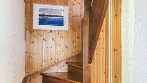 En trætrappe med et billede i ramme af et landskab.