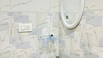 Dobbeltrom – deluxe, byutsikt | Bad