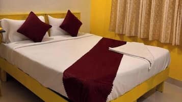 Phòng đôi Deluxe, quang cảnh thành phố | Két bảo mật tại phòng, bàn, khu vực làm việc phù hợp cho laptop