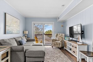 Living area - Renovated 3BR condo. Short walk to beach. Community Pool. FREE Linens (Ocean City)
